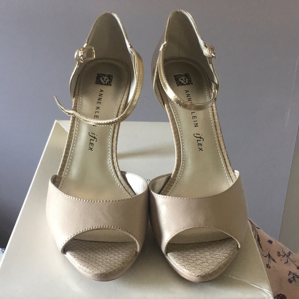 Anne Klein two tone pump